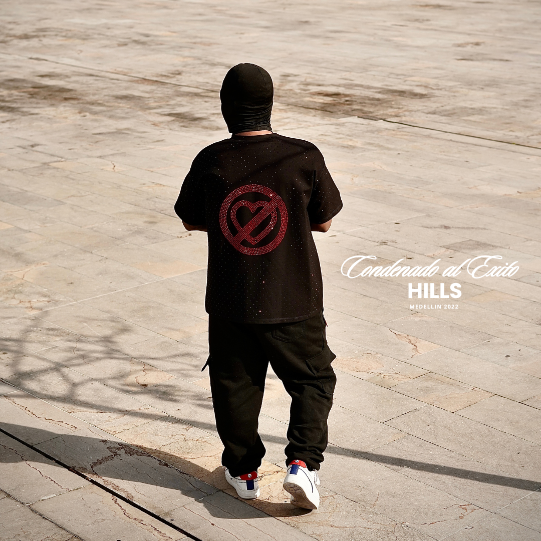 HILLS BLACK- T SHIRT CON DIAMANTES Y CORAZON BRILLANTE